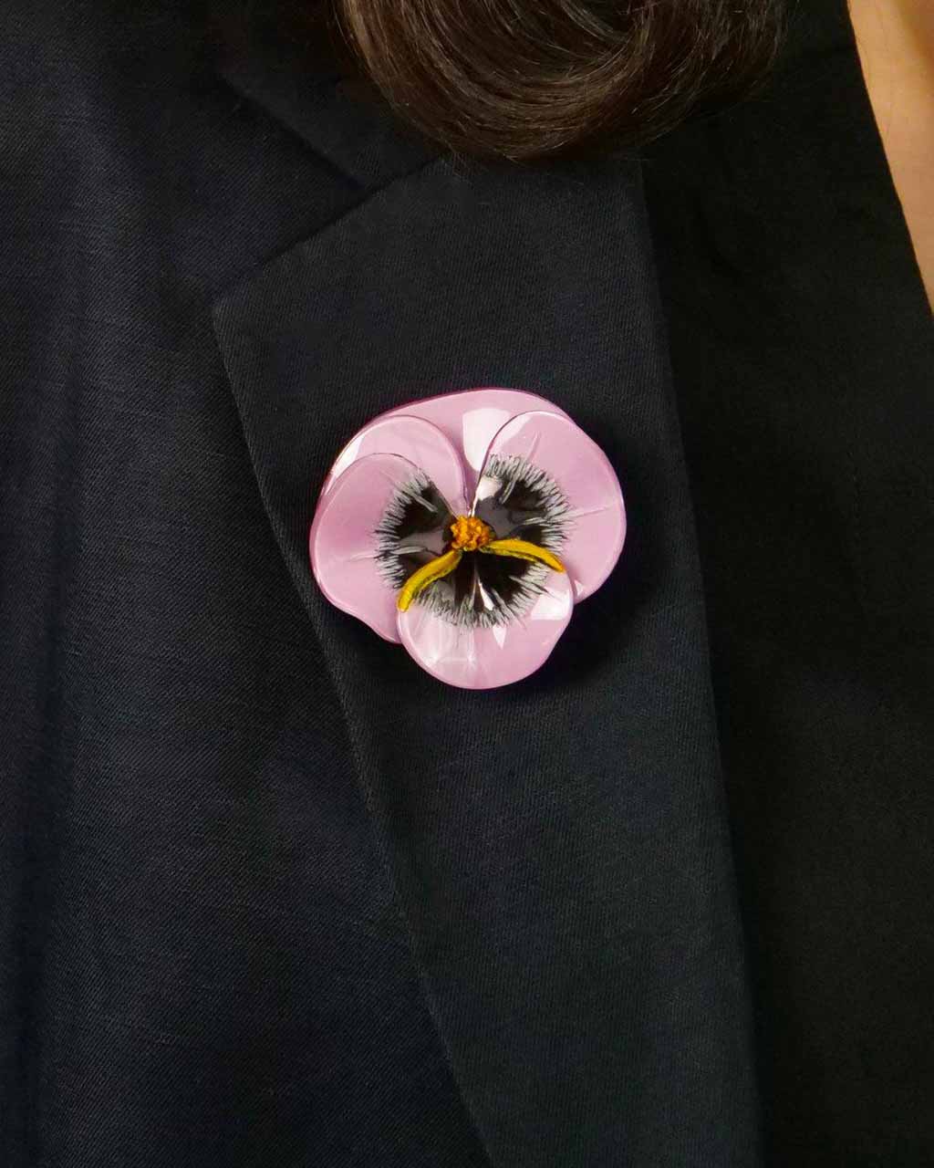 all-groups Broche ancienne fleur rose sur veste noire