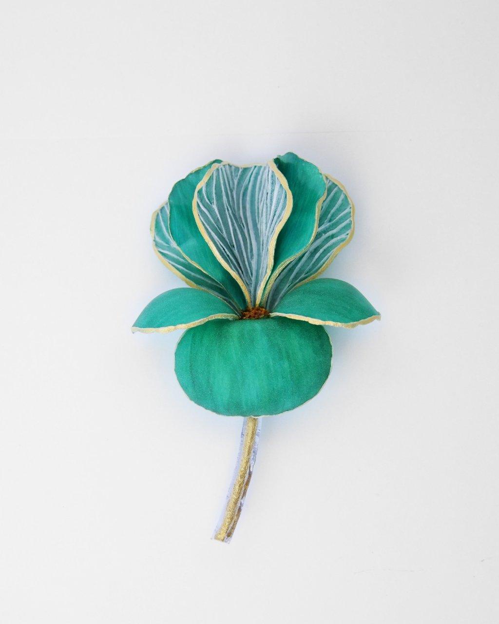 Broche iris verte avec tige en or