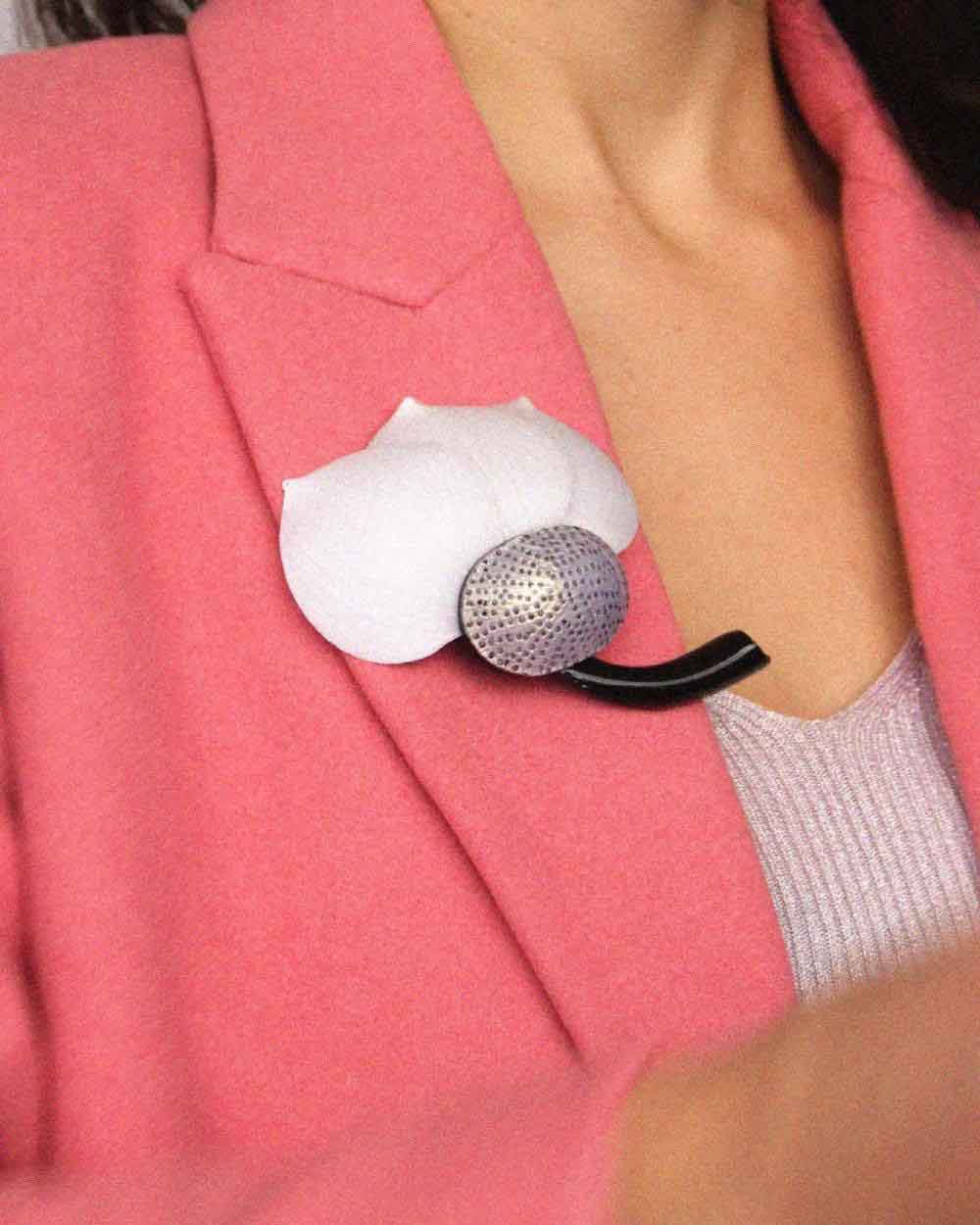 all-groups Broche bijou blanche sur une veste de blazer rose