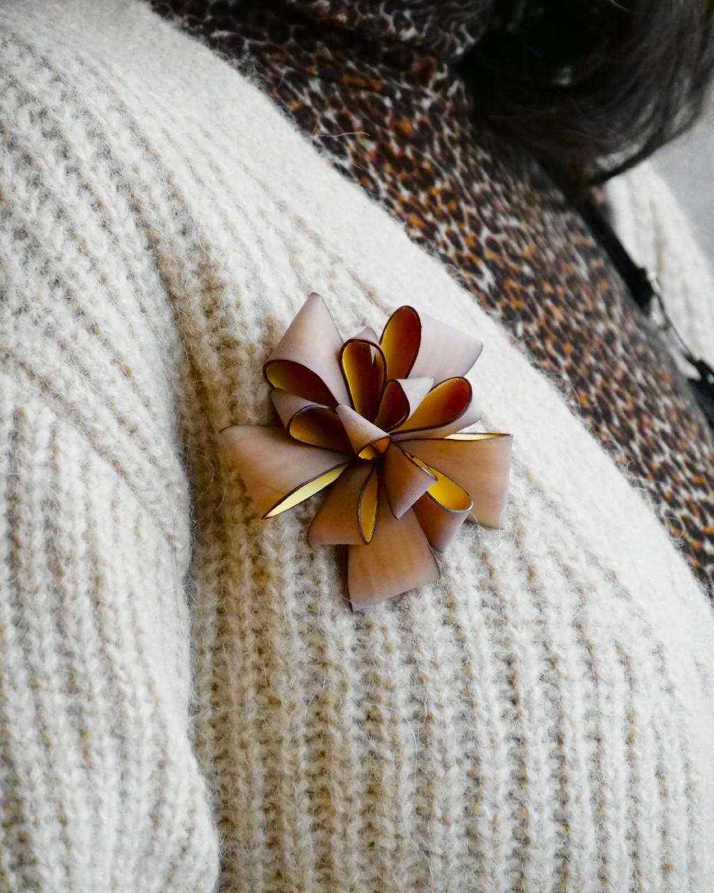 all-groups broche bijoux ambre portée par une femme