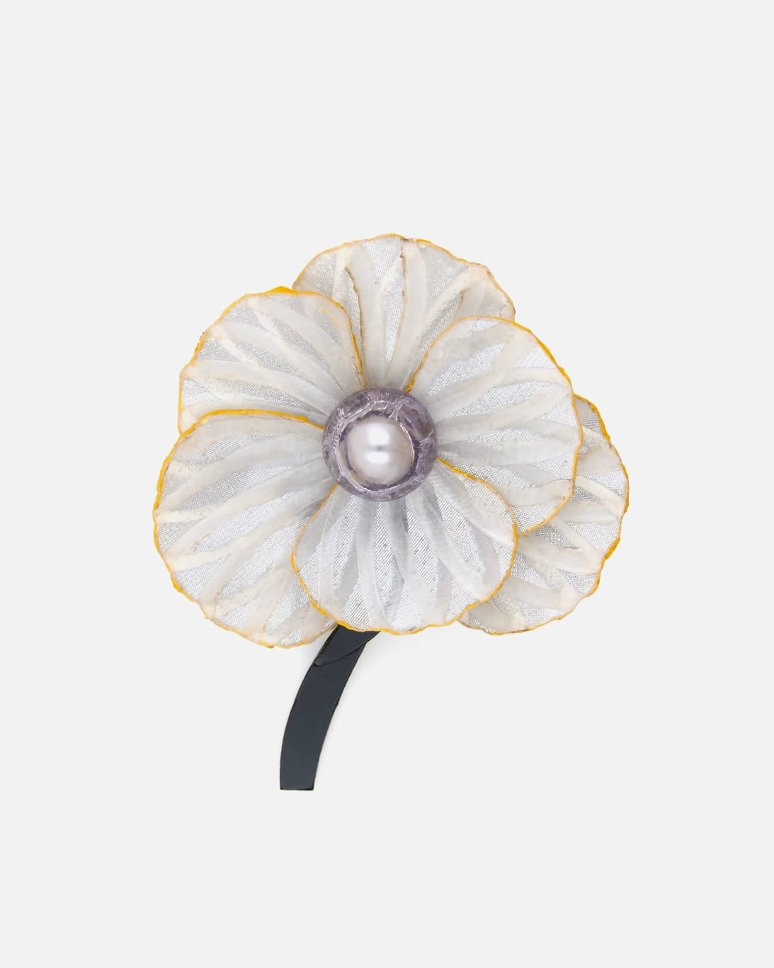 Ce bijou fantaisie artisanal est la broche argentée Bruno avec des détails dorés sur le tour de ses pétales. Elle comporte des effets uniques obtenu grâce à notre résine exclusive l'Emaline.