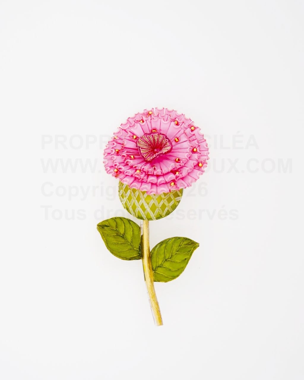 Jolie fleur rose accompagné d'une tige et de feuilles colorées sur la broche Blume rose.