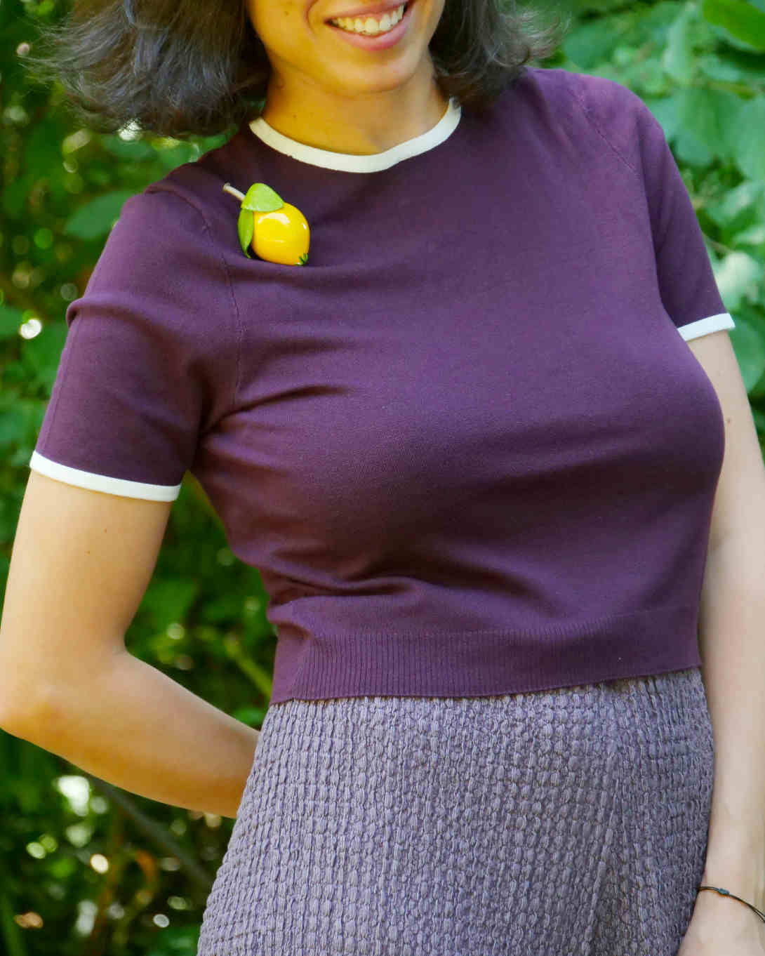 all-groups broche femme originale citron jaune sur pull violet