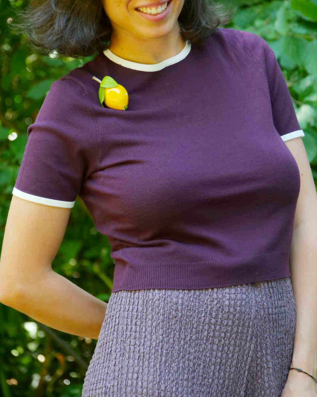 all-groups broche femme originale citron jaune sur pull violet