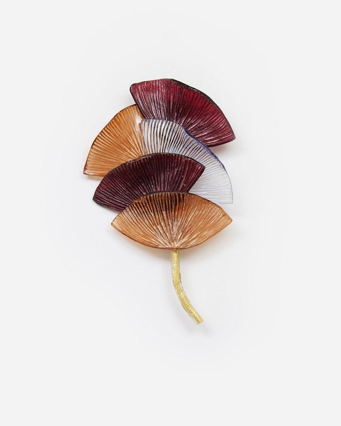 Broche originale au design graphique de plusieurs couleurs