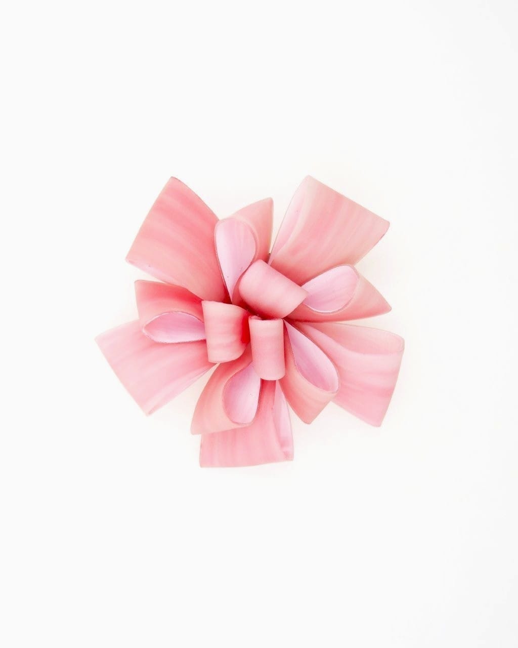 Cette broche femme artisanale Ambre représente un nœud marron aux détails uniques.