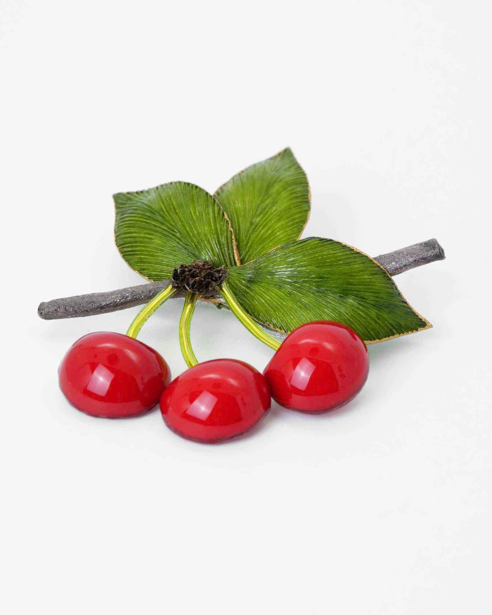 Broche femme fantaisie en forme de cerises rouges avec feuilles