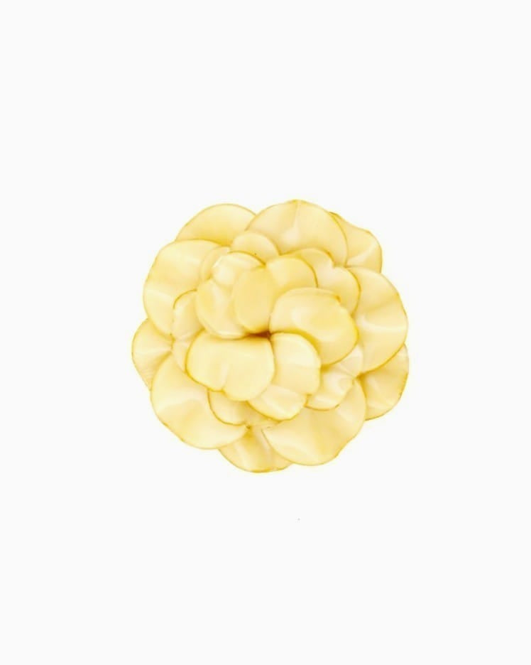 Tous nos bijoux artisanaux sont réalisées en France par nos artisans Ciléa Paris. Ici la fleur broche mariage ivoire est conçu pour les invitées comme pour la mariée.