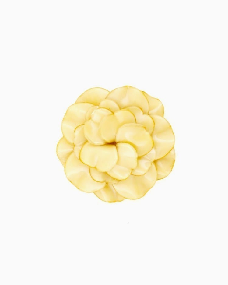 Tous nos bijoux artisanaux sont réalisées en France par nos artisans Ciléa Paris. Ici la fleur broche mariage ivoire est conçu pour les invitées comme pour la mariée.