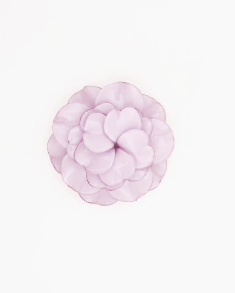 Cette fleur broche mariage Géranium aux nuances de la couleur lavande est faite à la main à Rennes dans l'atelier Ciléa Paris.