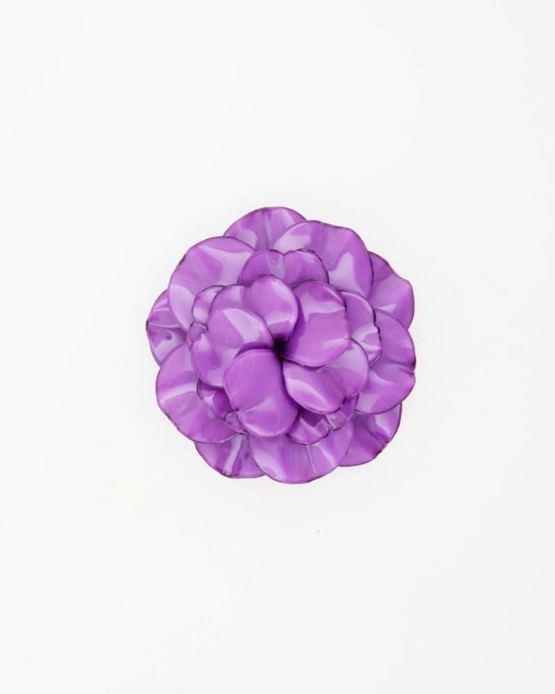 Chaque fleur broche mariage Géranium est un accessoire unique, ici le bijou violet se marie bien avec le blanc comme le jaune.