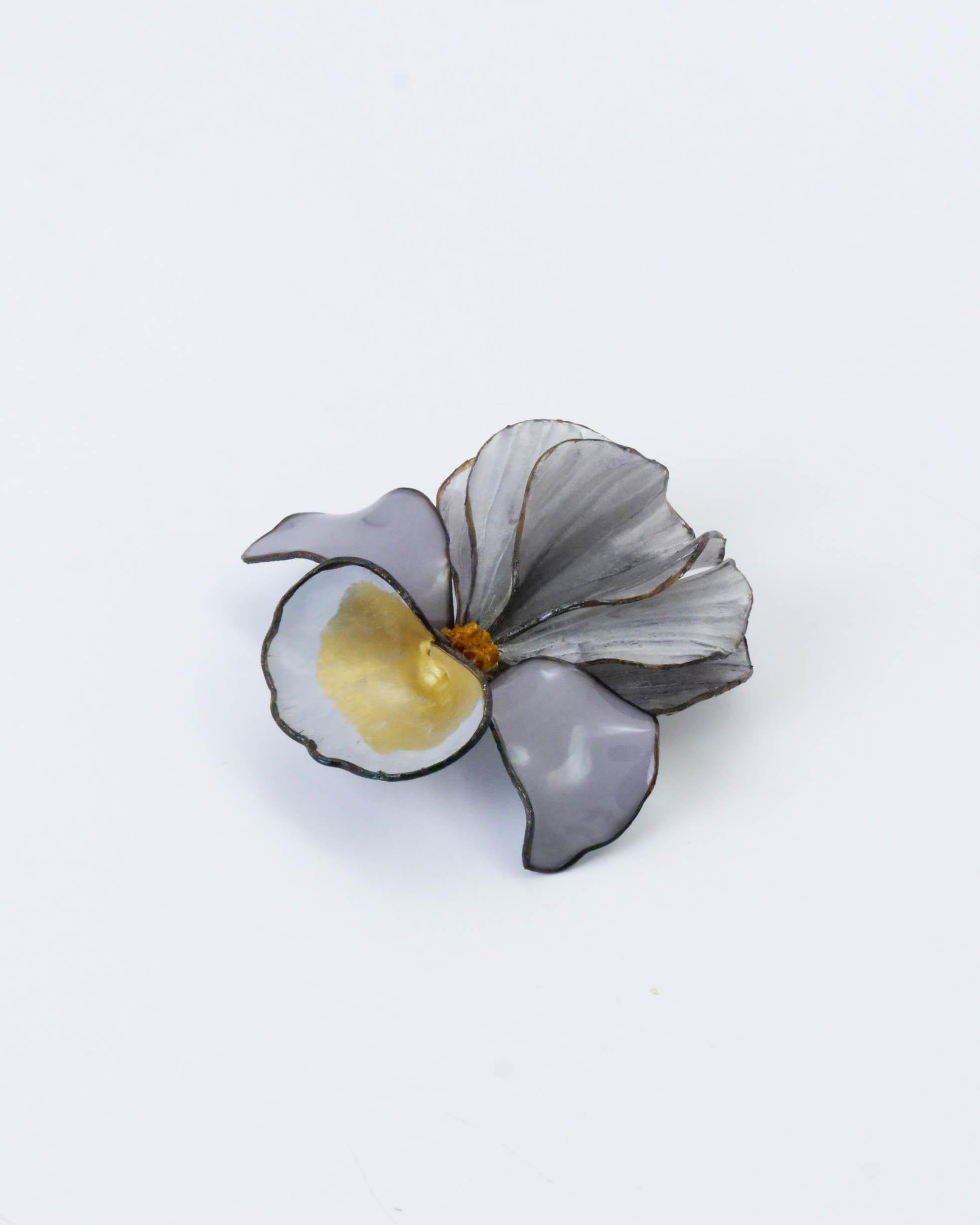 Fleurs broche de couleur grise