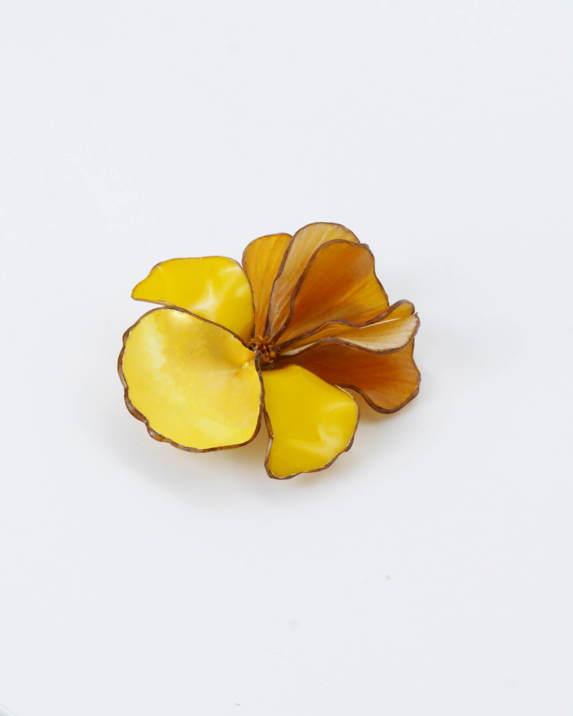 Broche fleur petit modèle de couleur jaune