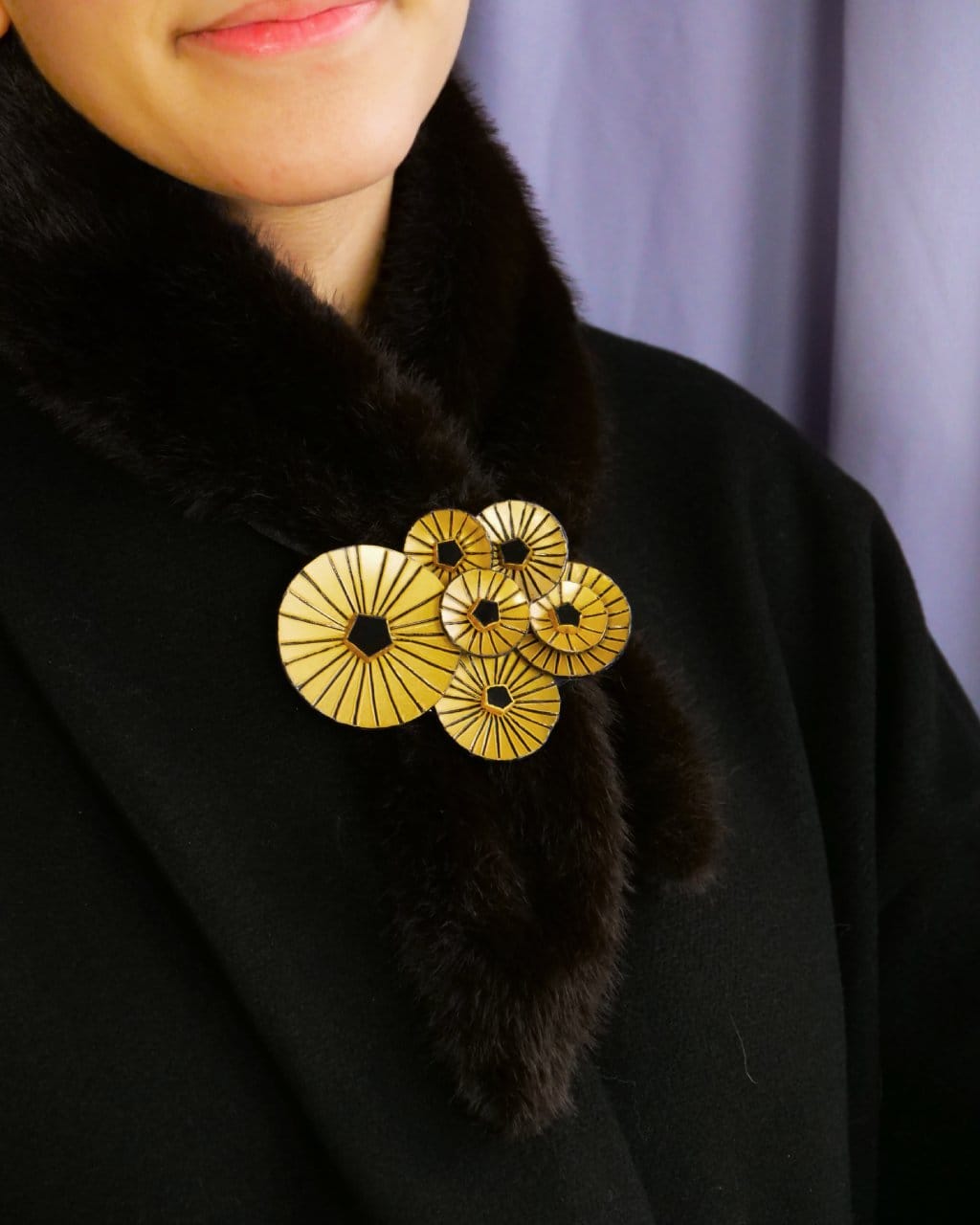 all-groups broche moderne Kyoto portée par une femme pour accrocher son foulard