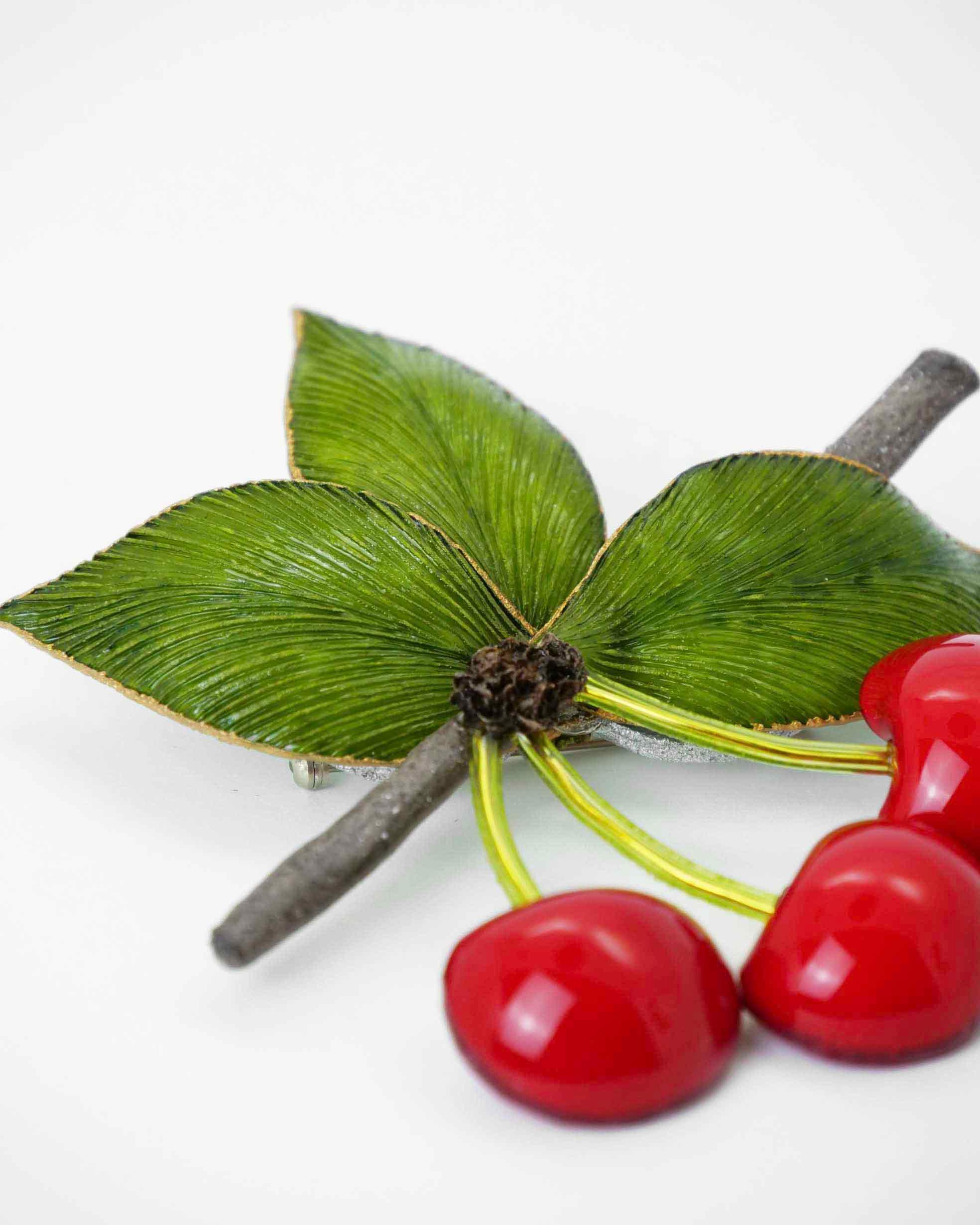 Focus sur la broche femme fantaisie en forme de cerises rouges