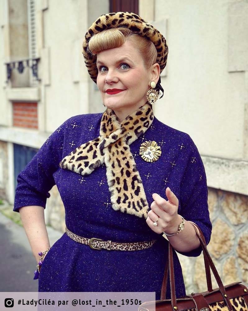 lostinthe1950s porte une robe bleue des accessoires de mode motif léopard