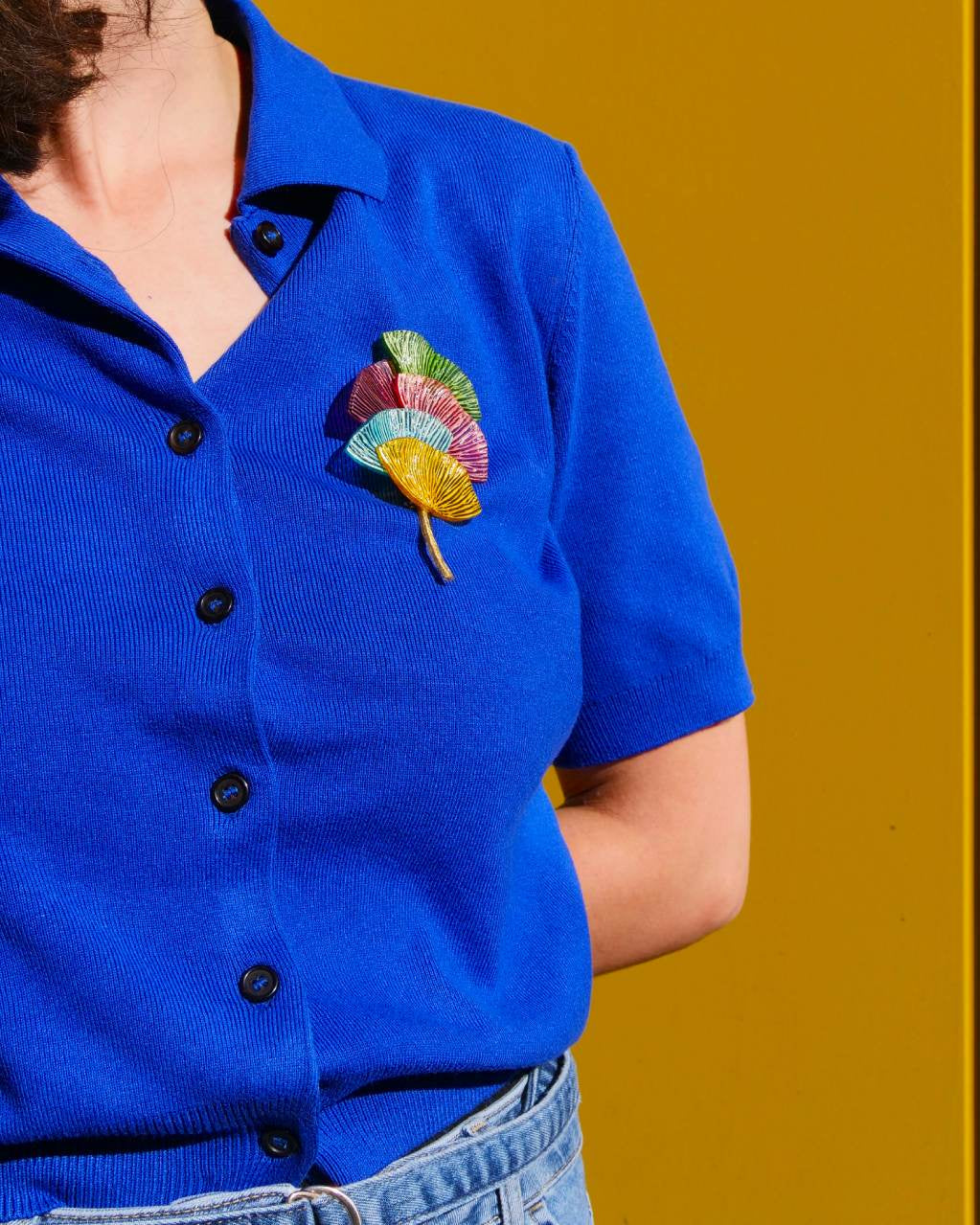 all-groups broche originale Ebisu portee par une femme avec un haut bleu