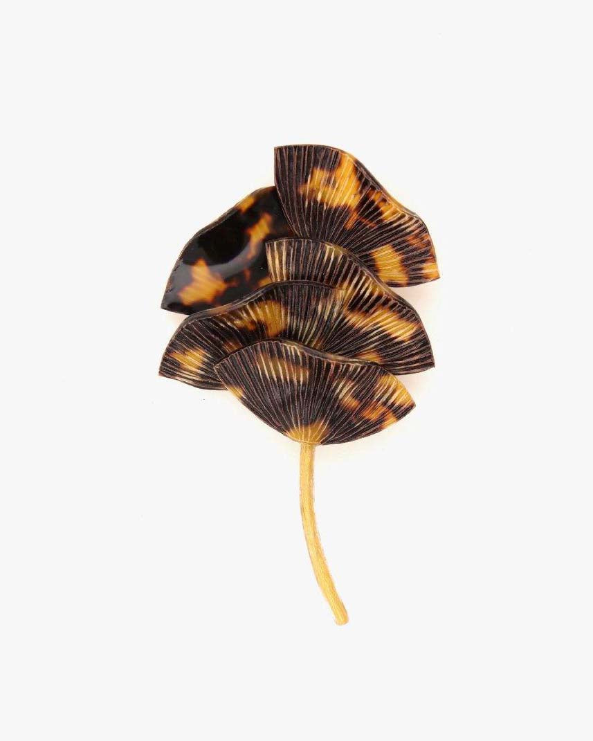 broche originale au design graphique et au motif léopard