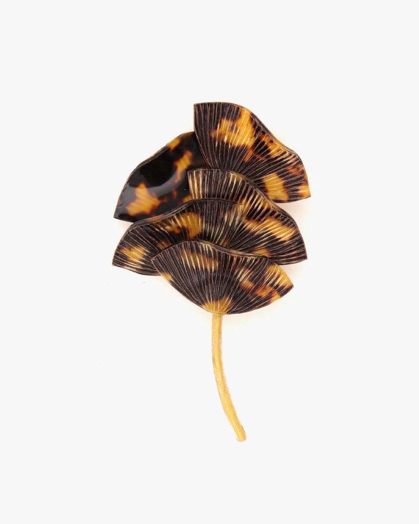 broche originale au design graphique et au motif léopard