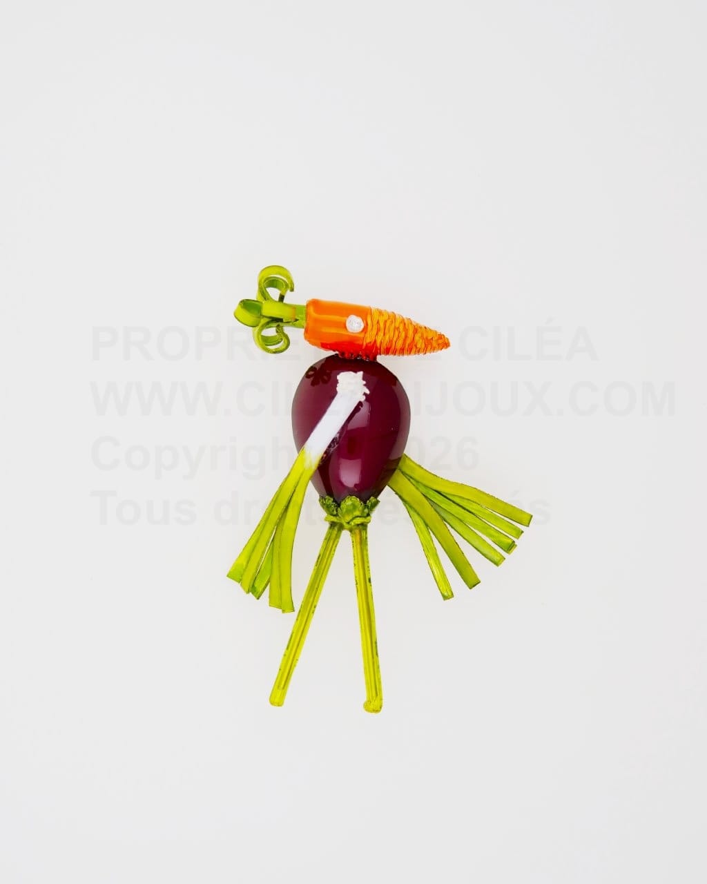 Cette broche Shadock est imaginée par un personnage ludique essentiellement composé de légumes.