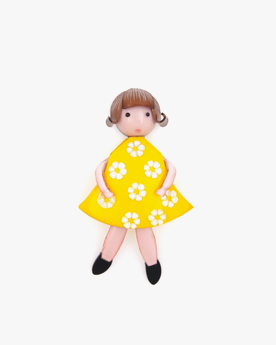La broche Tifille jaune est un personnage avec une robe jaune et de délicates fleurs en Emaline.