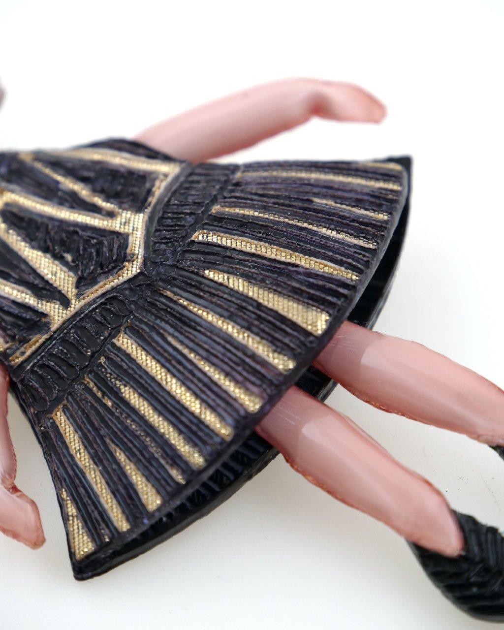 all-groups Broche petite fille noire et dorée dans notre magasin fantaisie