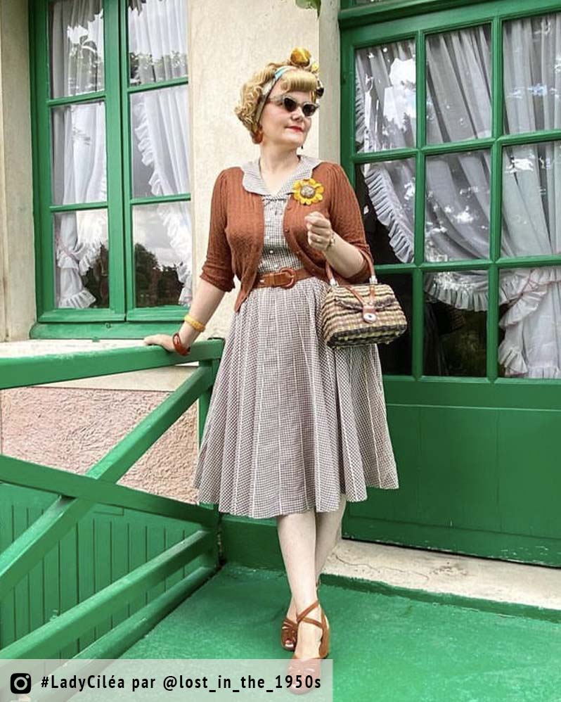 lostinthe50s pose en robe grise avec une broche bijou tournesol