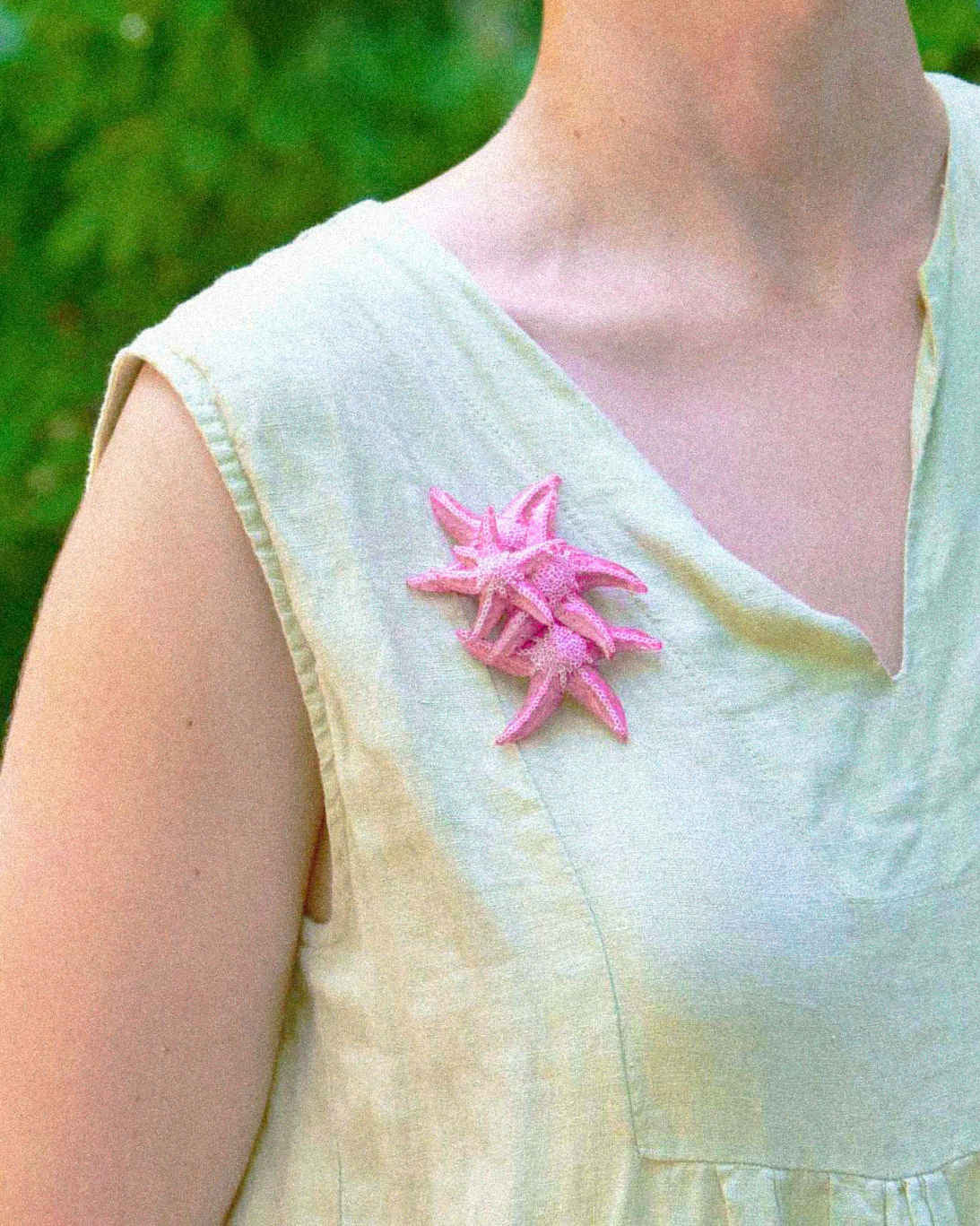 Broche accessoire étoile de mer rose portée all-groups
