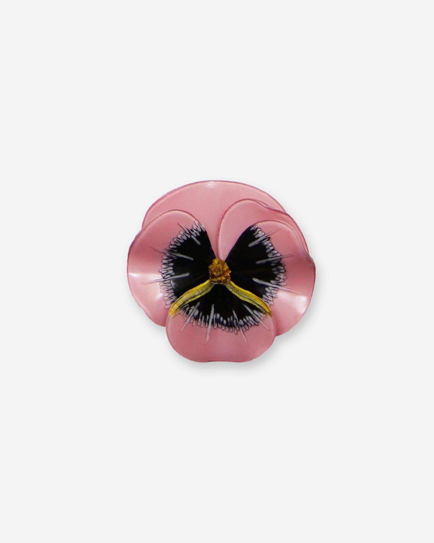 broche créateur fleurie de couleur rose