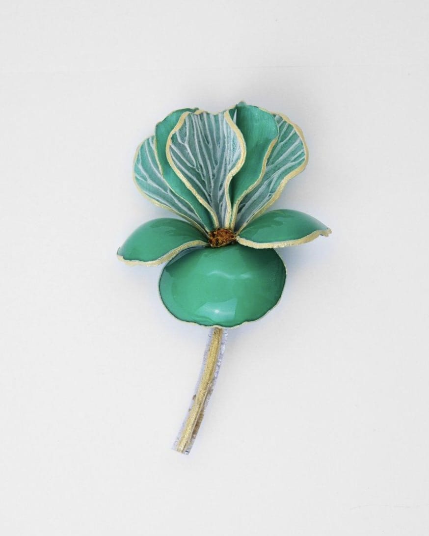 broche fleur iris vert emeraude effet satin avec tige en or