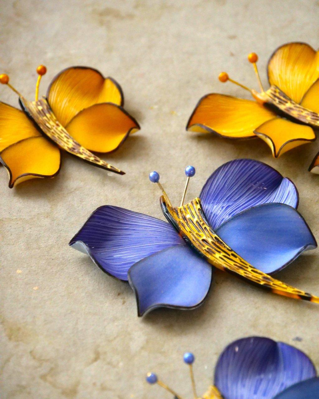 all-groups broches papillons colorées à la sortie de l'atelier