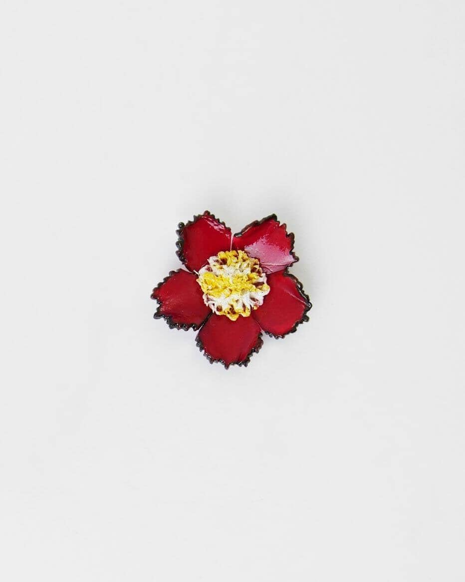 broche originale fleurie de couleur rouge et composée de 5 pétales