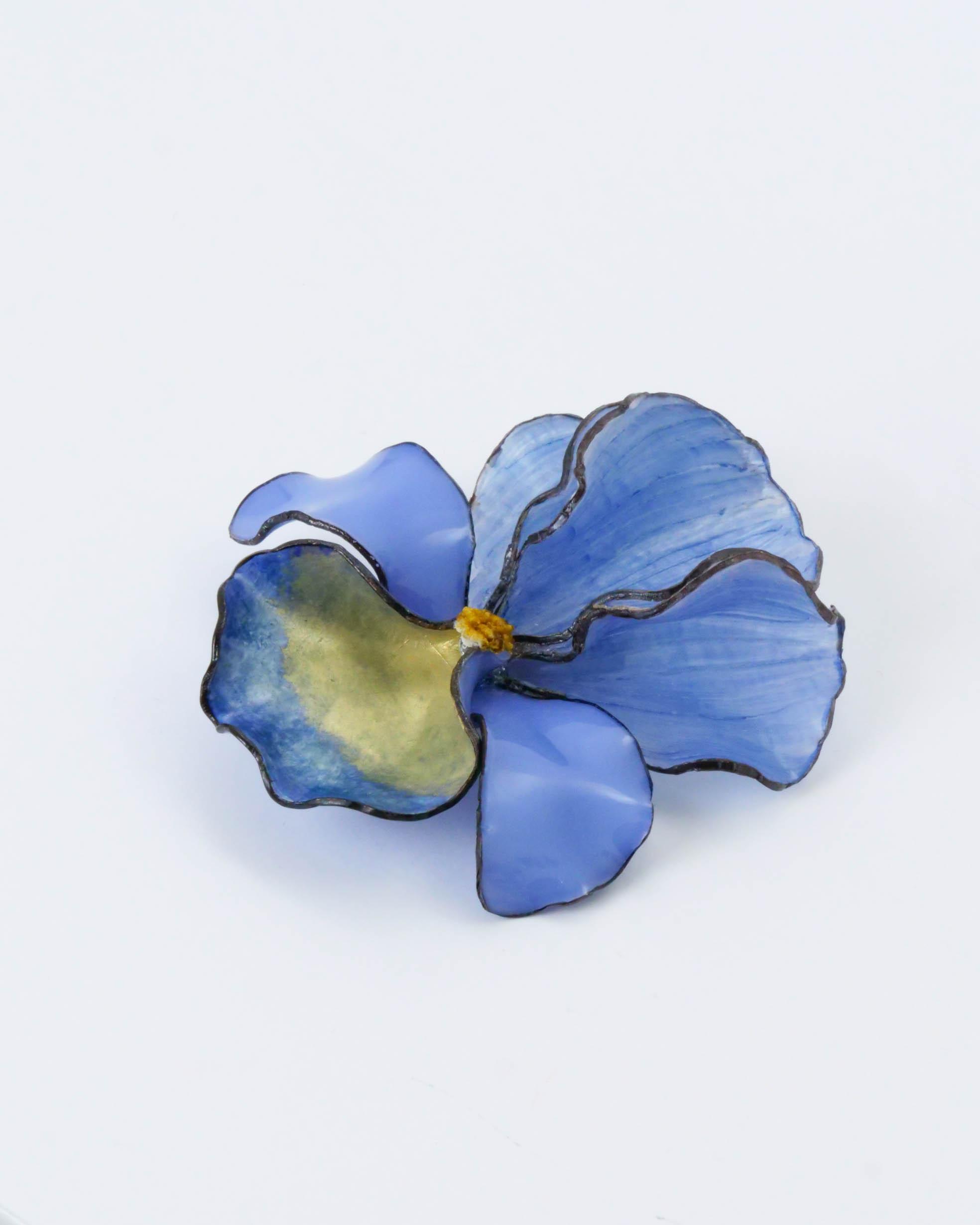 Grande broche yvette bleue avec détails dorés