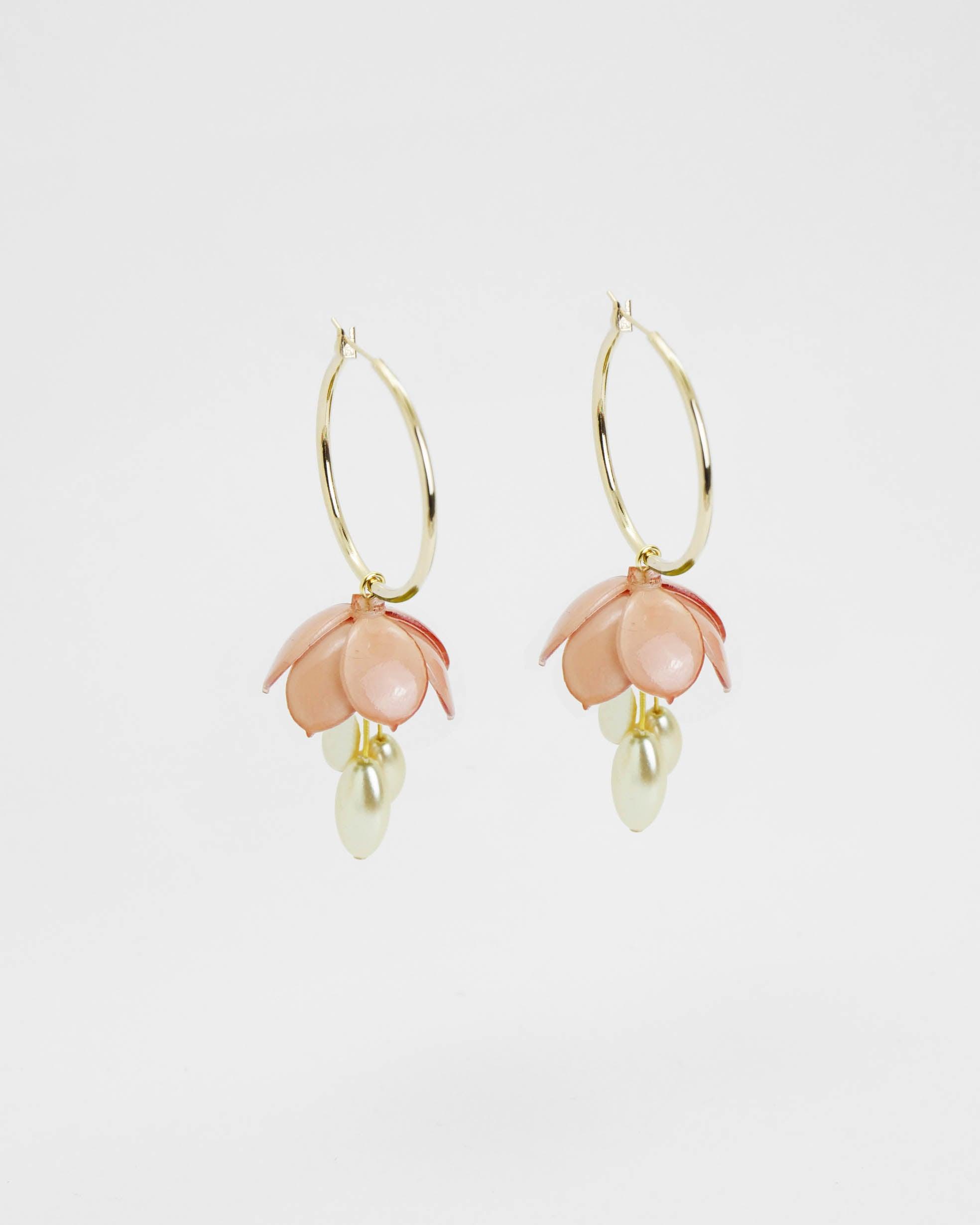 Grandes créoles fleurs dorées et roses avec perles