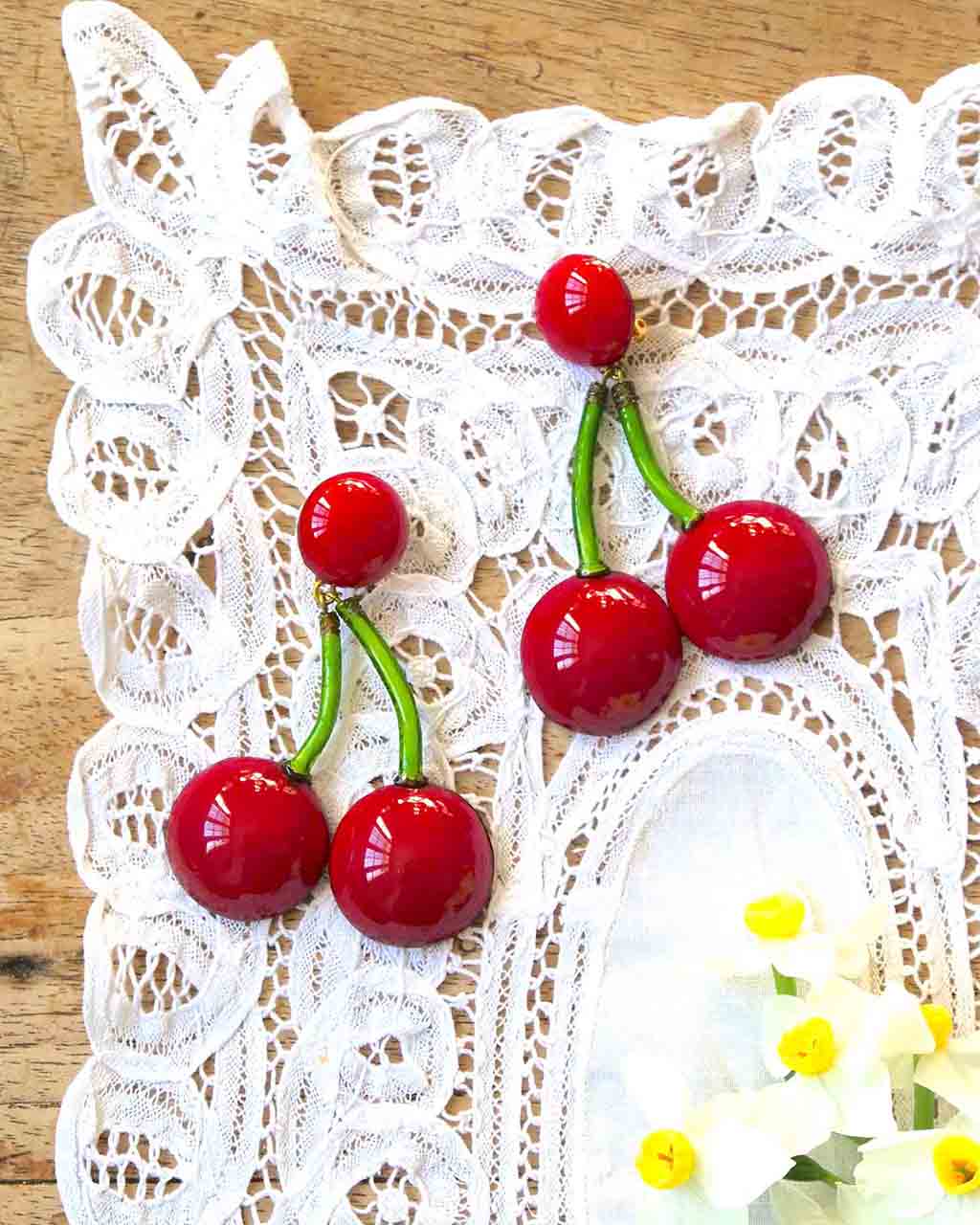 Boucles d'oreilles pendantes originales cerises rouges sur dentelle blanche