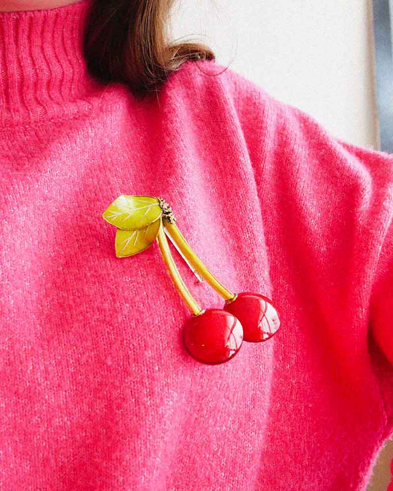 Femme portant une broche cerise parfaite pour un cadeau artisanal