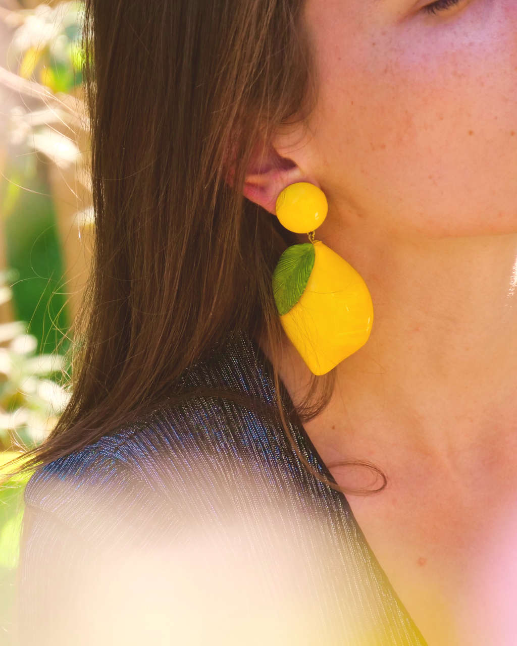 Femme portant des boucles d'oreilles clips pour oreilles non percées citrons