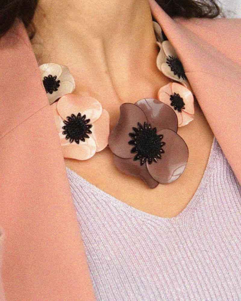 all-groups Grand collier coloré femme fleurs marrons porté