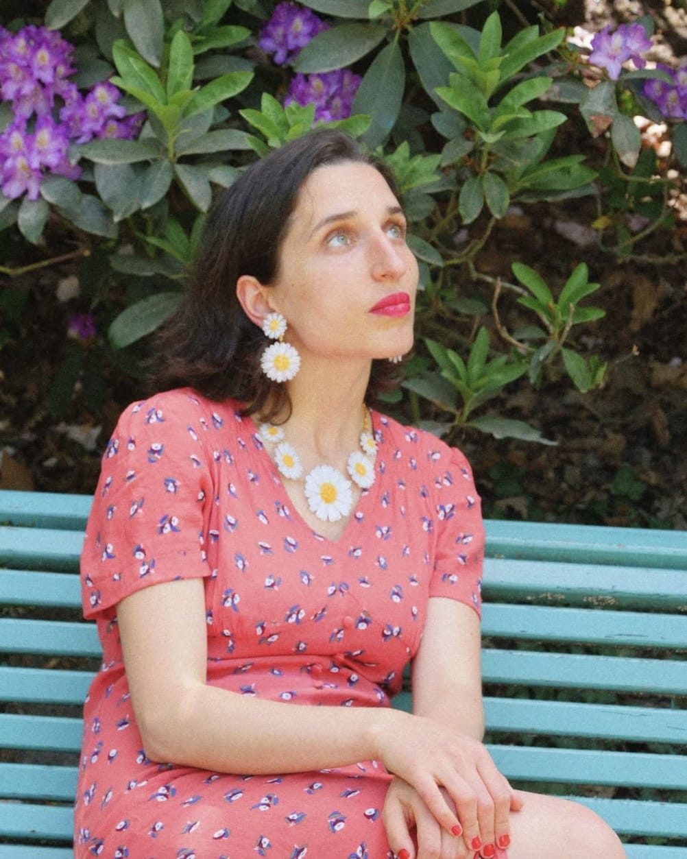 all-groups femme portant un collier marguerite