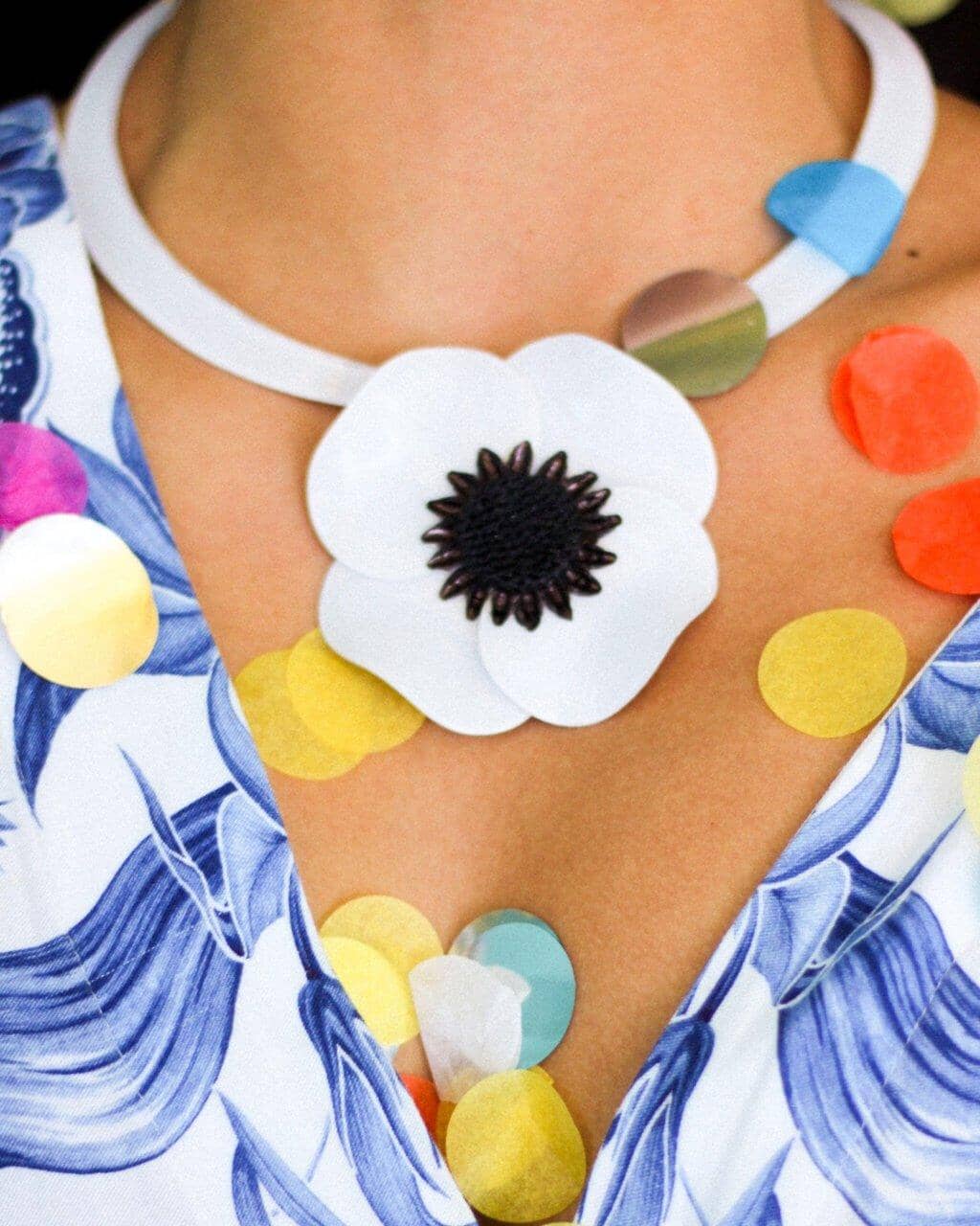 all-groups grand collier des années 70 de couleur blanc