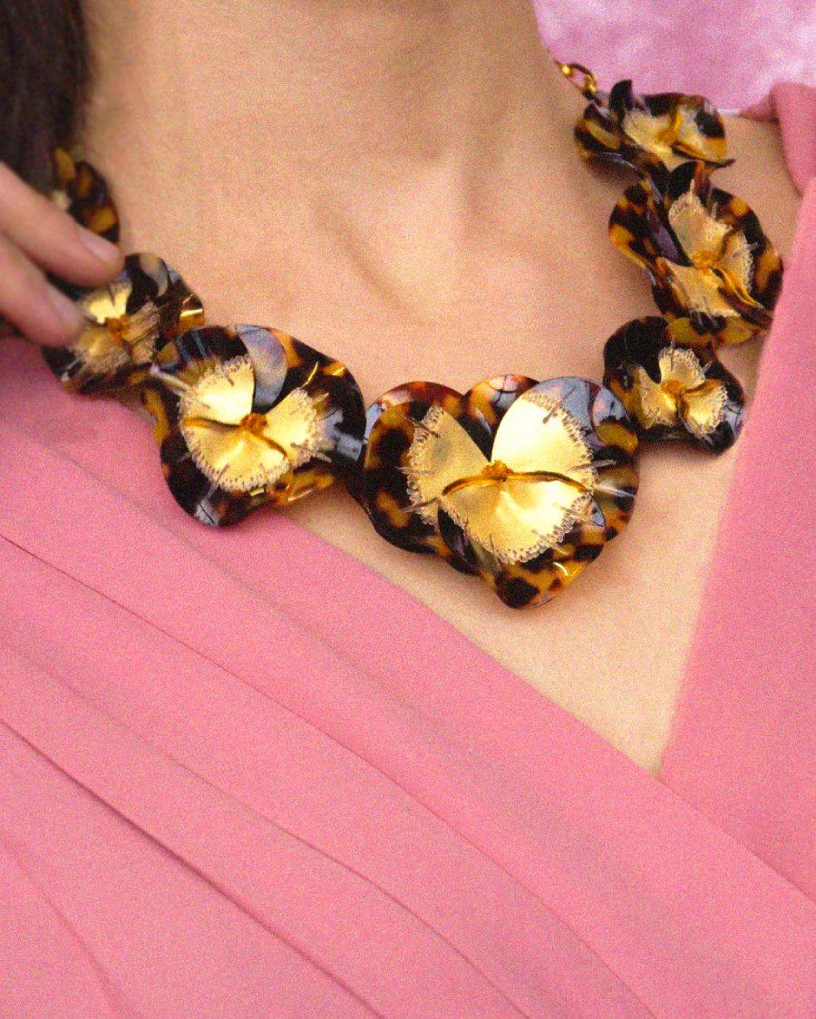 Femme portant un grand collier fantaisie au motif léopard