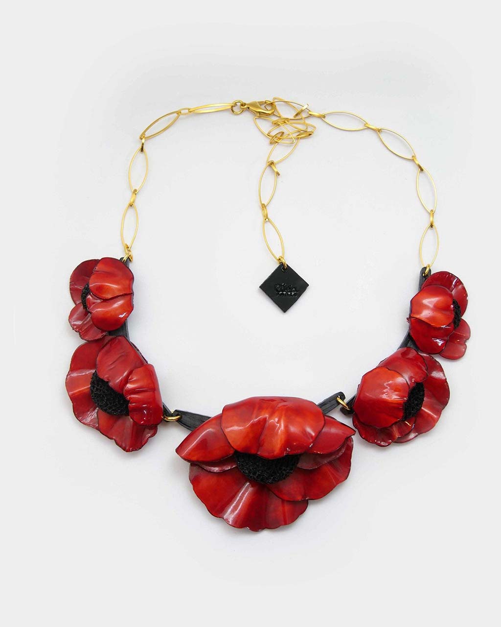 Collier fantaisie multicolore composé de 5 fleurs rouges