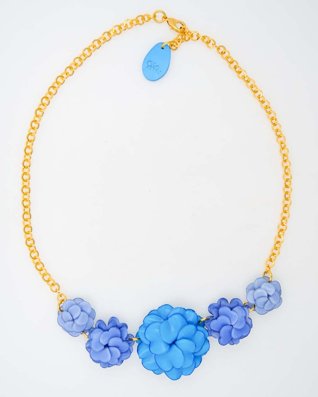 joli collier fantaisie original Géranium bleu avec 5 fleurs artisanales en résine émaillée, l'Emaline