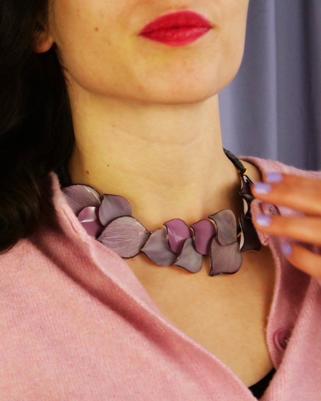 all-groups ce collier fantaisie pour femme violet est associé à un pull rose