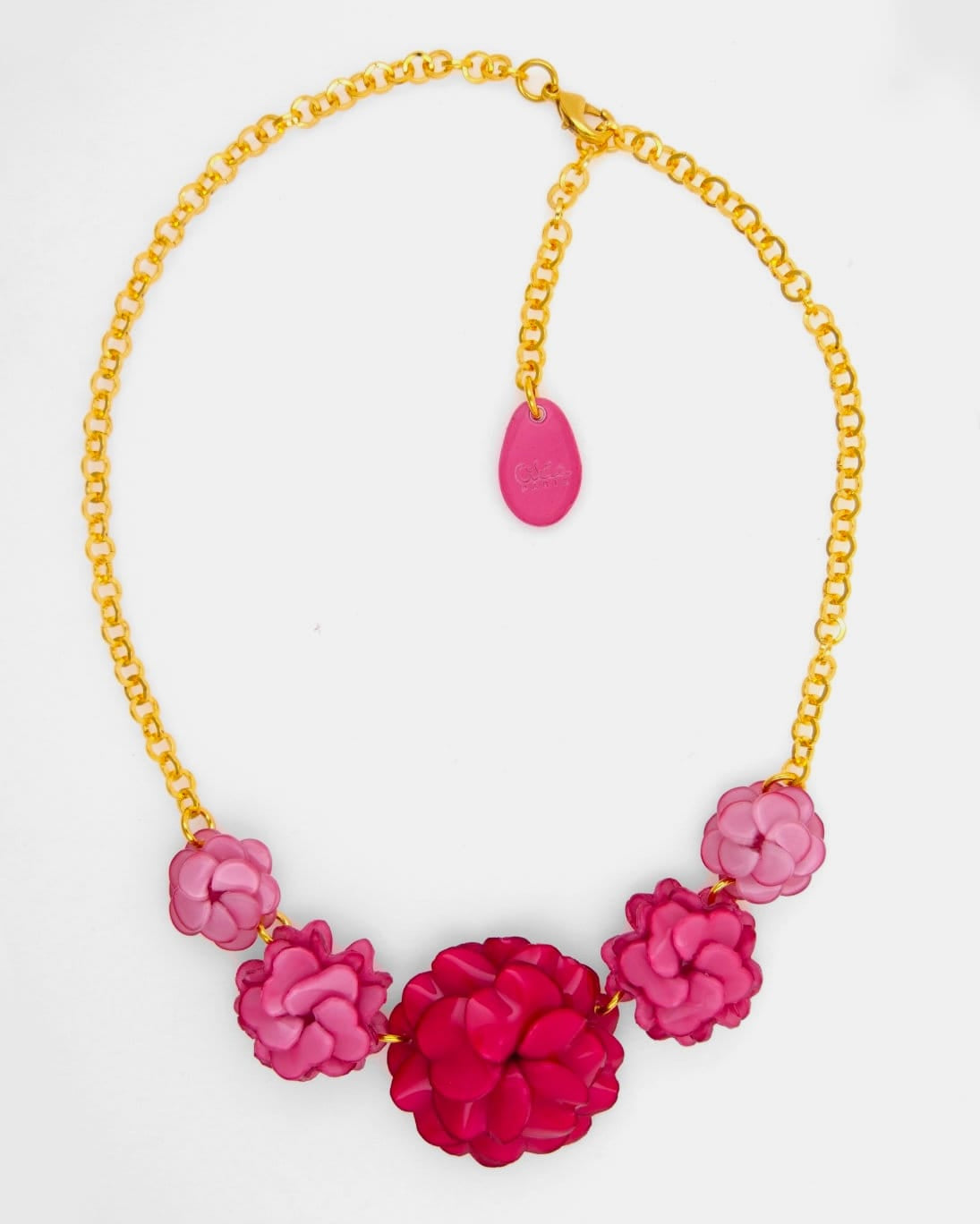 Collier Géranium composé de cinq fleurs rosées et d'une chaîne dorée. Ce collier fantaisie original femme est entièrement fait à la main.