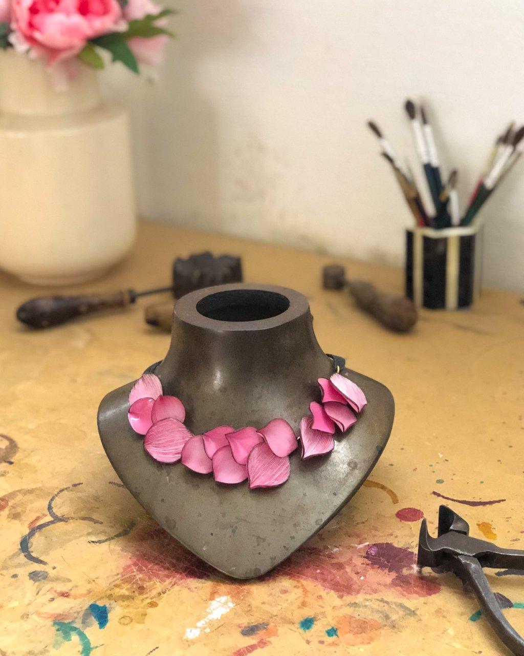 all-groups collier fantaisie pour femme de couleur rose à l'atelier