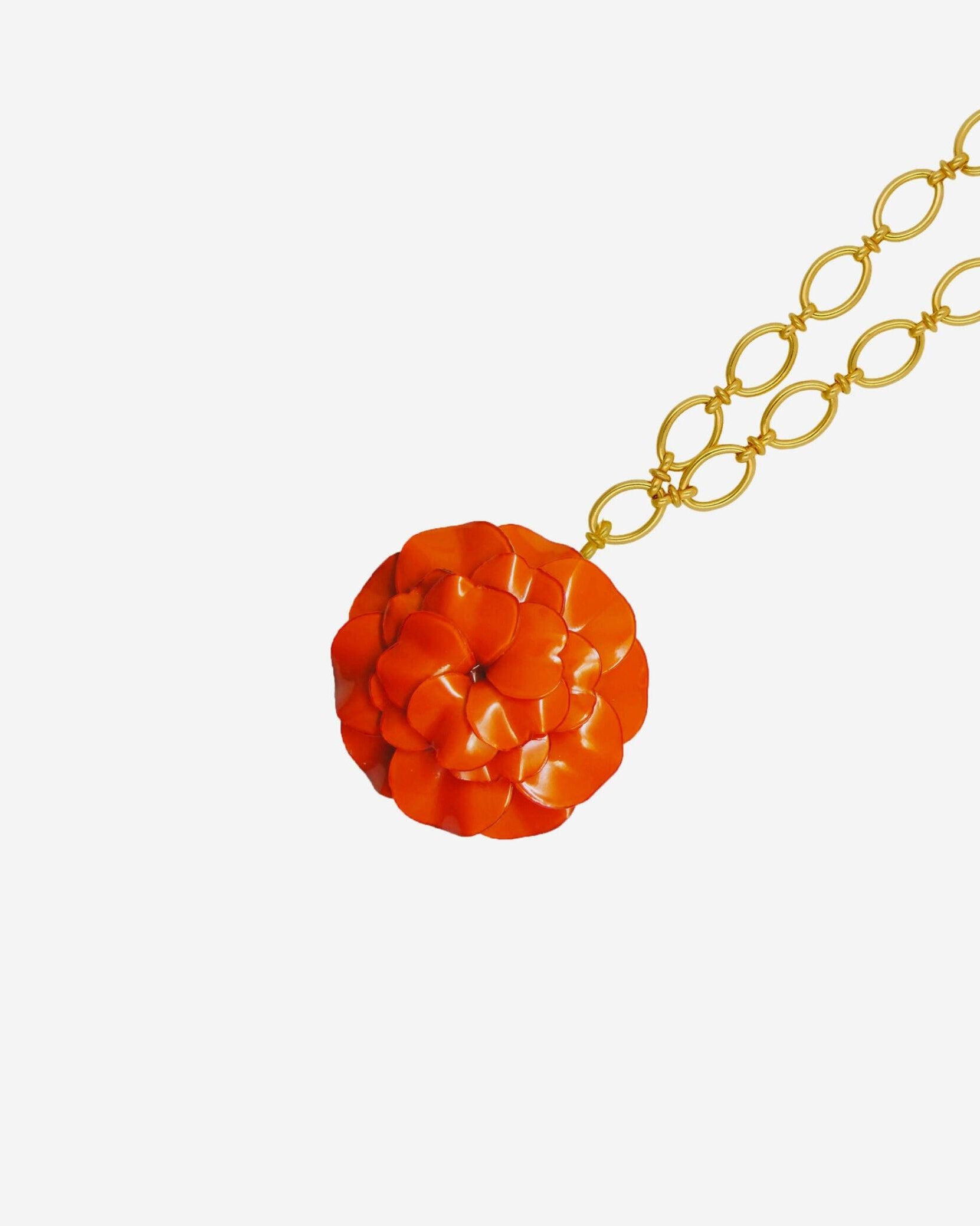 Collier femme fantaisie fleuri orange avec chaine dorée