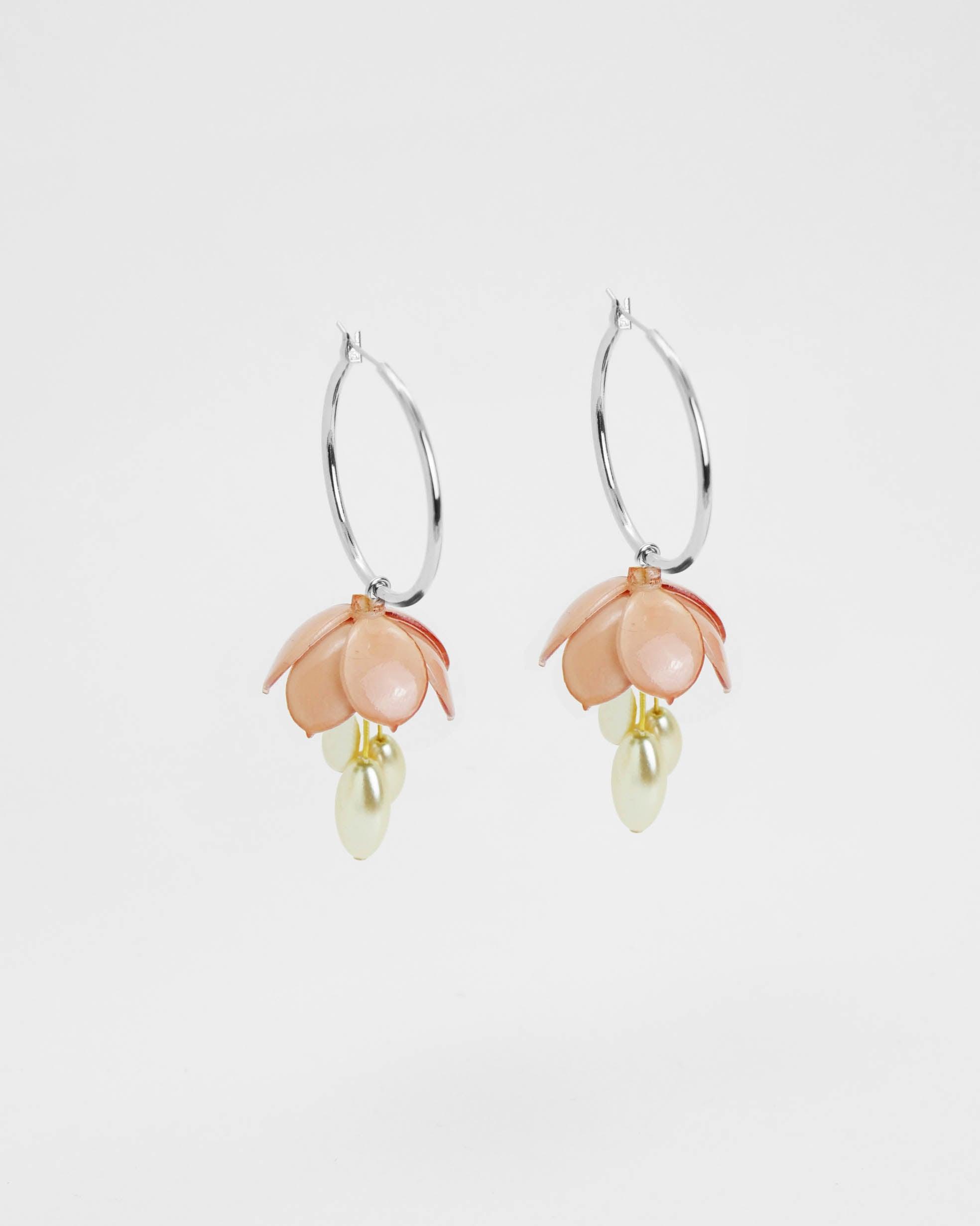 Grandes créoles fleurs argentées et roses avec perles