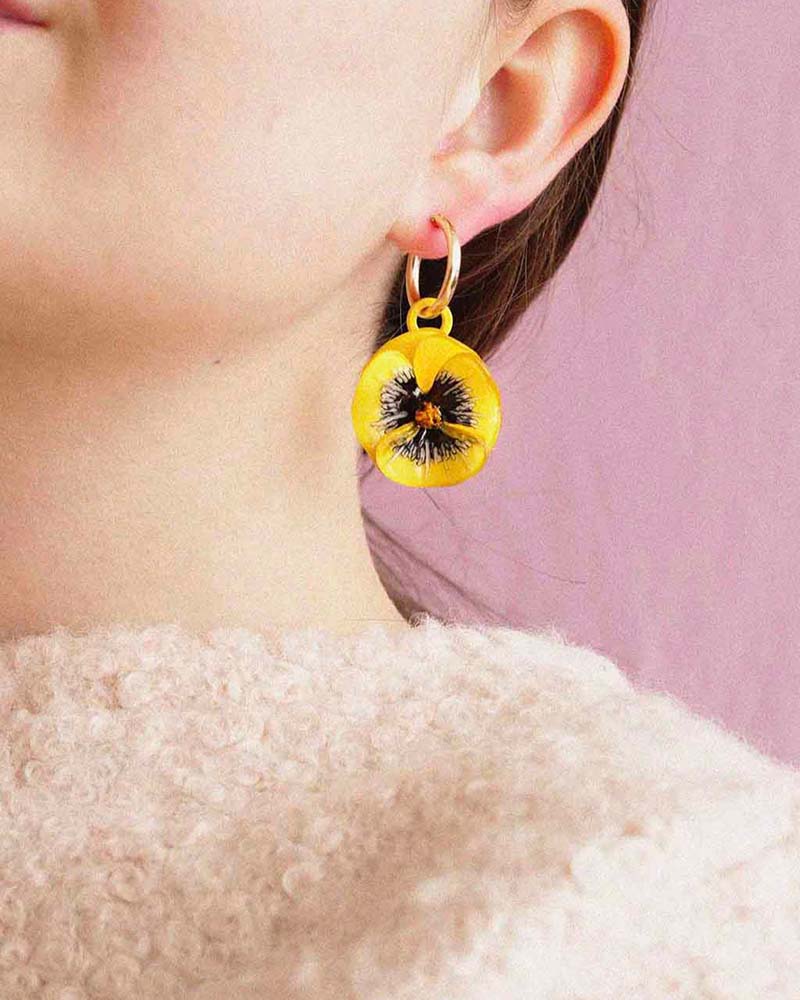 all-groups boucles d'oreilles fleuries jaunes portées