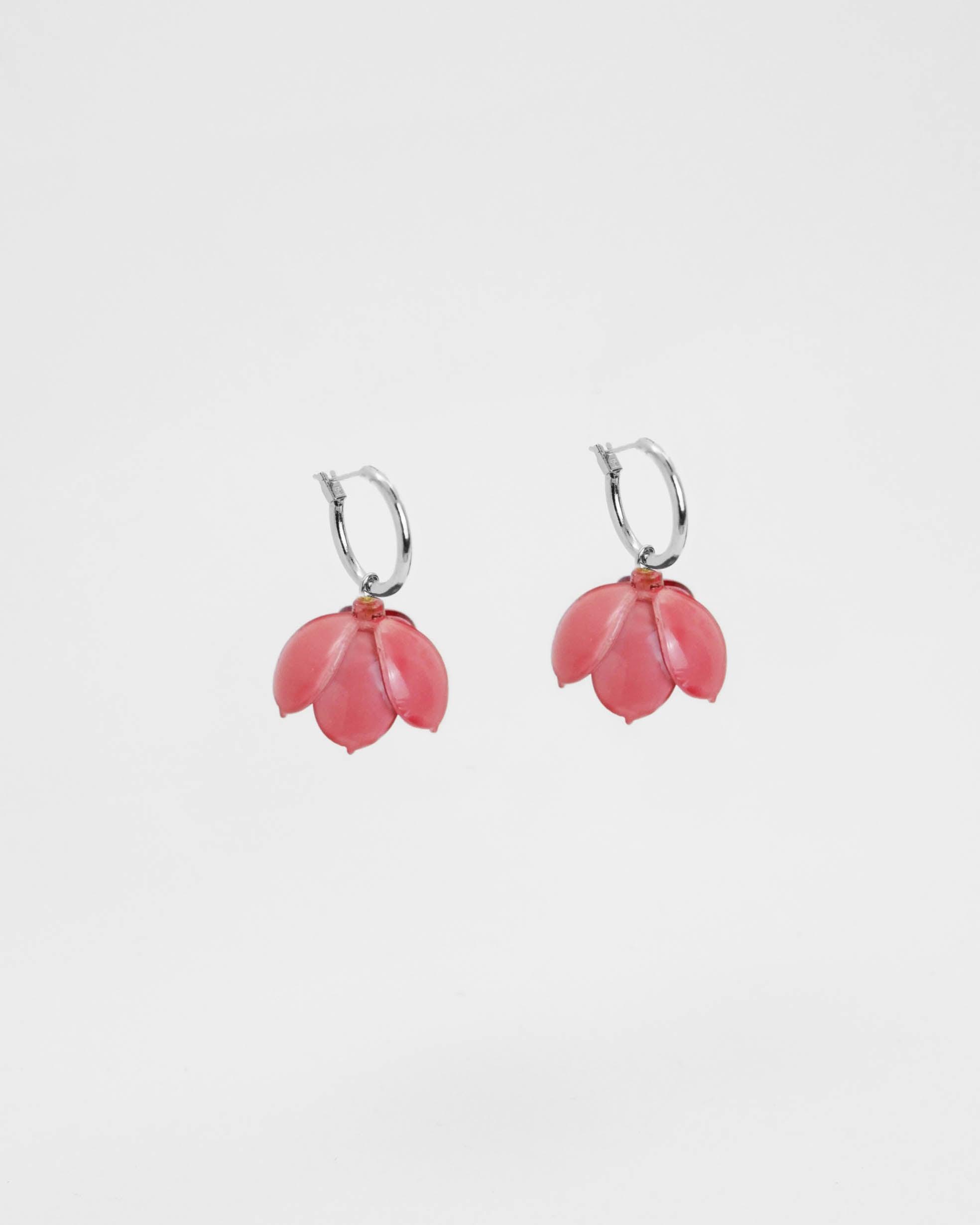 Boucles d’oreilles artisanales avec pendentifs floraux roses